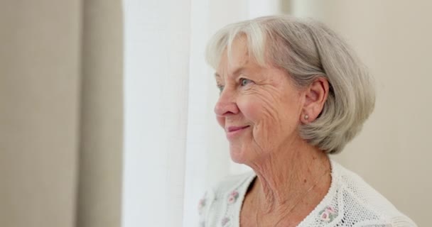 Arc, gondolkodás vagy nosztalgia és egy idős nő egy idősek otthonában, boldog emlékekkel a múltról. Mosolyogj, pihenj és vonulj nyugdíjba egy idős rezidenssel, aki emlékszik az életre egy otthonban.. - Felvétel, videó