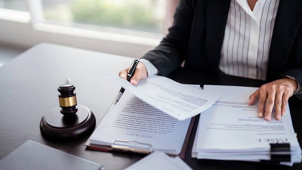 Rechtsanwältin Geschäftsfrau hält Dokument zum Lesen des Prozesses und zur Prüfung der finanziellen Geschäftsdaten während der Analyse des Gesetzgebungsvertrags und der Geschäftsbedingungen in der Kanzlei. - Foto, Bild