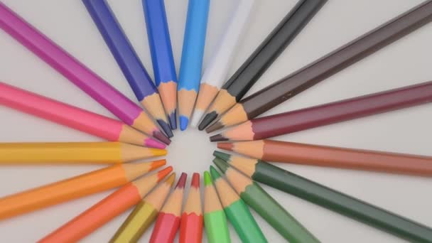 Kleurrijke potloden draaien als zonnestralen achtergrond. Regenboogpotloden voor tekenen. Assortiment van gekleurde potloden. Terug naar schoolconcept. - Video