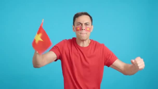 Video ve studiu s chromou muže vášnivě jásající nad Vietnamem křičí a mává národní vlajkou - Záběry, video