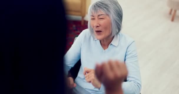 Femme âgée, infirmière et danse avec fauteuil roulant, réadaptation et heureux pour le jeu drôle à la retraite. Dame asiatique, personne âgée handicapée et se déplaçant avec un physiothérapeute dans une maison de retraite. - Séquence, vidéo