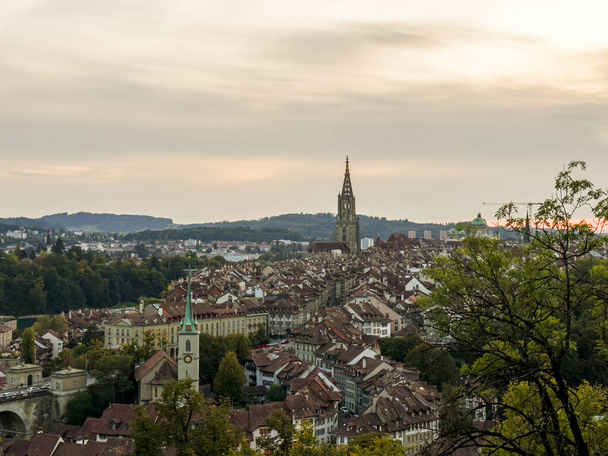 Tarde Berna panorama de la hermosa capital suiza - Foto, imagen