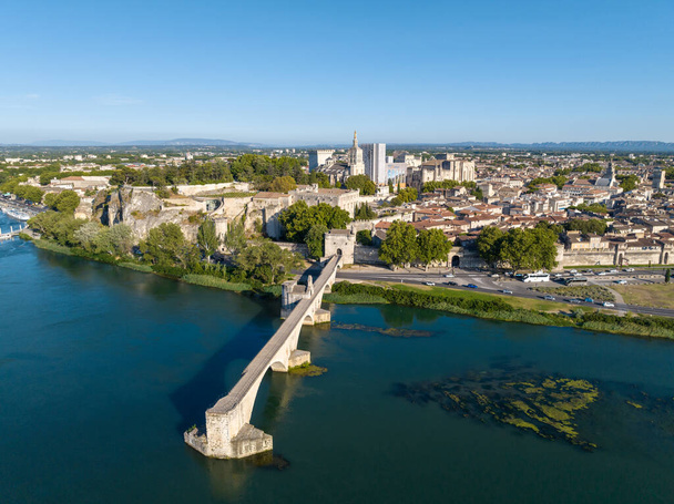 Pont Saint Benezet silta ja Rhone joen antenni panoraamanäkymät Avignonissa. Avignon on kaupunki Rhone joella Etelä-Ranskassa. - Valokuva, kuva