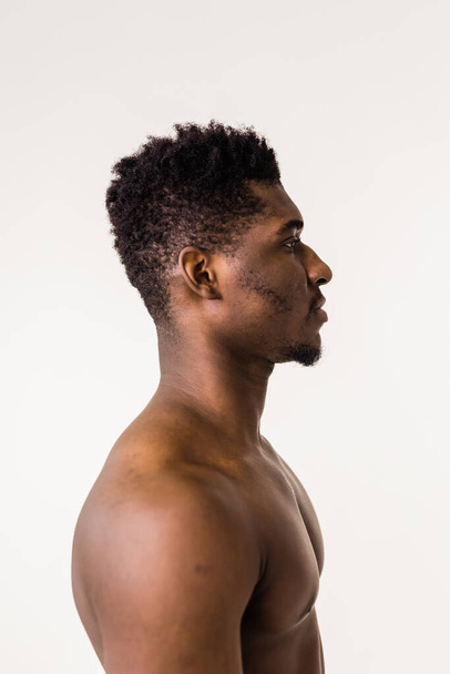 Ernste afrikanisch-amerikanische Kerl Profil Porträt nackt. Mann schaut auf weißem Atelier zur Seite - Foto, Bild