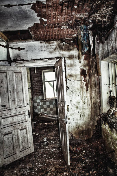 Explora la misteriosa belleza de Chornobyl y Pripyat a través de estos cautivadores collages. Edificios abandonados congelados en el tiempo se mezclan con figuras espectrales, ofreciendo una visión inquietante de un mundo cambiado para siempre por el desastre nuclear.  - Foto, imagen