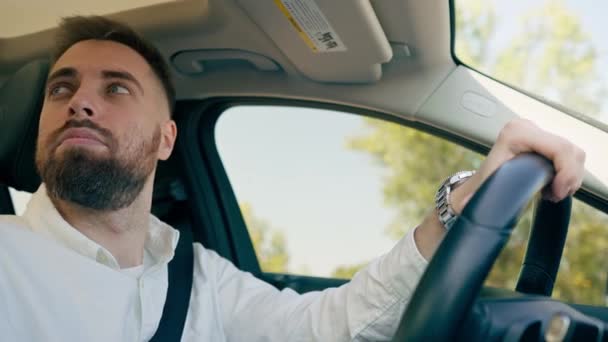 вдумливий серйозно сфокусований професійний водій за кермом бере свій пасажирський автомобіль - Кадри, відео