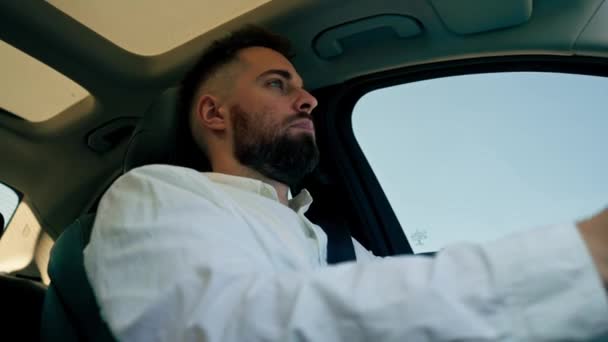 közelkép egy férfiról egy sofőr luxusautót vezet egy vidéki úton fekete bőr belső tér navigációs képernyő - Felvétel, videó