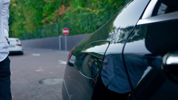 close-up de uma tampa do tanque de gás em um fundo preto carro de luxo detalhe carro reabastecimento com gasolina ou diesel - Filmagem, Vídeo