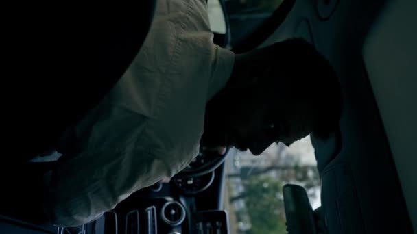 vertikální video zpět pohled člověk podnikatel řídí luxusní auto kolem města černá kůže interiér navigace obrazovka dopravní zácpy - Záběry, video