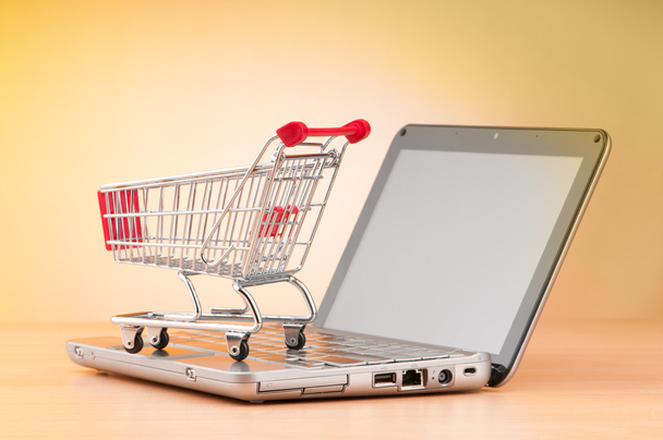 internet online alışveriş kavramı ile bilgisayar ve sepeti - Fotoğraf, Görsel