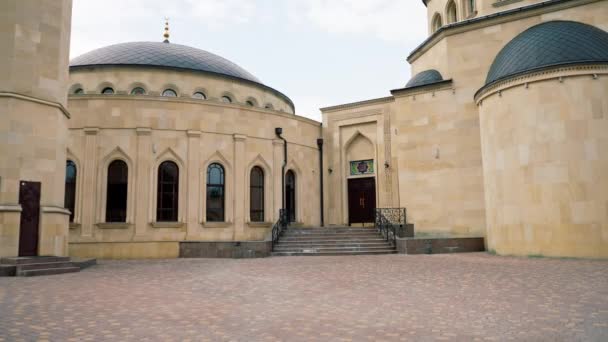 Ein schöner gemütlicher Innenhof mit großen Fenstern einer muslimischen Moschee, umgeben von islamischen Ornamenten - Filmmaterial, Video