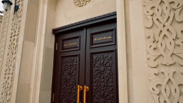 Holztüren für den Eingang zu einer muslimischen Moschee für Gebete von Menschen des islamischen Glaubens - Filmmaterial, Video