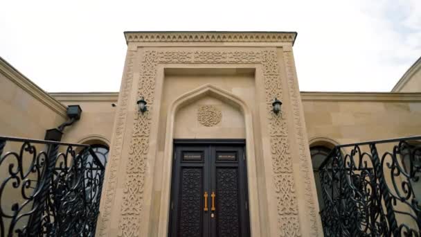 Holztüren für den Eingang zu einer muslimischen Moschee für Gebete von Menschen des islamischen Glaubens - Filmmaterial, Video