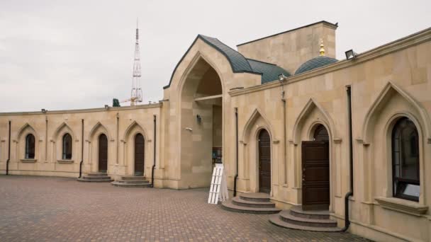 Ein schöner gemütlicher Innenhof mit großen Fenstern einer muslimischen Moschee, umgeben von islamischen Ornamenten - Filmmaterial, Video