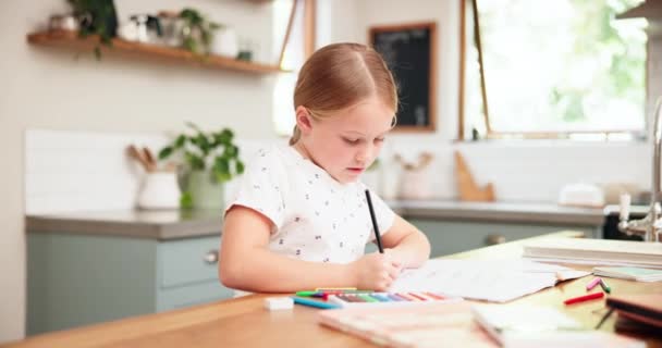 Učení, umění a praxe s dívkou s tužkou v rodinném domě pro vzdělávání s notebookem nebo skicákem. Tvůrčí, dítě a kreslení pro rozvoj na kuchyňském stole se znalostmi pro školu doma - Záběry, video