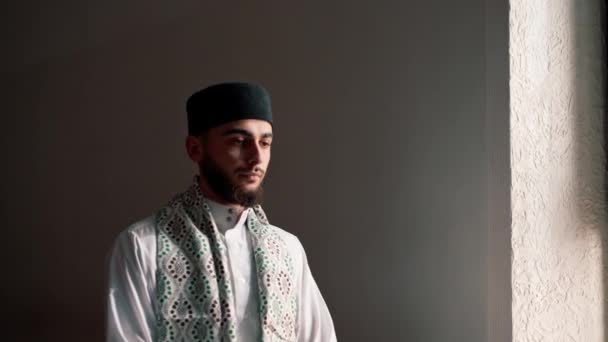 Ein muslimischer Mann betet im Ramadan auf Knien und dankt in der Moschee für Unterstützung und spirituelles Wohlergehen - Filmmaterial, Video