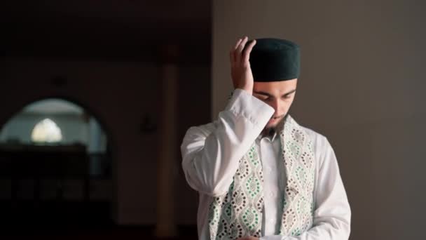 Retrato de un hombre musulmán orando de rodillas en Ramadán y dando gracias por su apoyo y bienestar espiritual en la mezquita - Metraje, vídeo