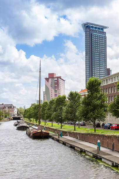Alte Schiffe und moderne Wolkenkratzer am Kanal in Den Haag, Niederlande - Foto, Bild