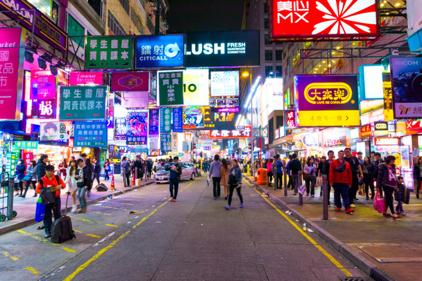 Menschen reisen in Einkaufsstraße von Hongkong - Foto, Bild