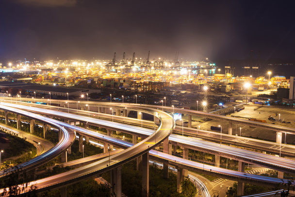 Движение на повышенной скоростной автомагистрали и подсветке контейнера
 - Фото, изображение