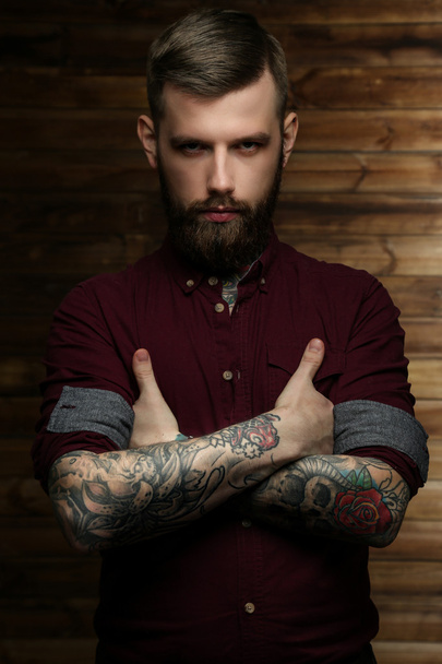 Красивый мужчина с татуировками
 - Фото, изображение