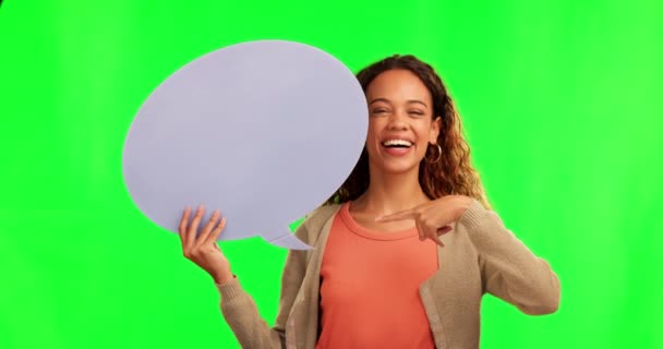 Γυναίκα, πρόσωπο και δείχνει τη φούσκα ομιλία στην πράσινη οθόνη για τα μέσα κοινωνικής δικτύωσης ή τη διαφήμιση. Πορτραίτο ευτυχούς γυναίκας με σχήμα ή εικόνα για διαφήμιση στο mockup σε φόντο στούντιο. - Πλάνα, βίντεο
