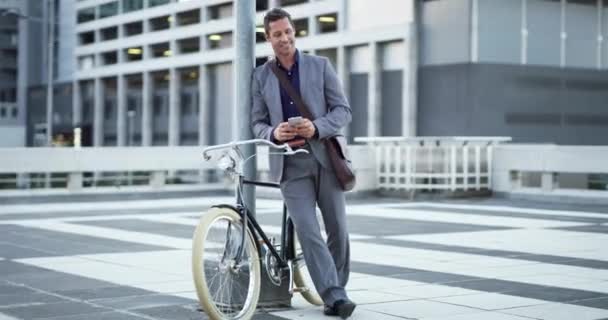 Επαγγελματικό τηλέφωνο, ποδήλατο και χαρούμενος άνθρωπος, πρόσωπο της πόλης ή να χαλαρώσετε επαγγελματική επαφή κινητό μήνυμα. Carbon ουδέτερο, φιλικό προς το περιβάλλον ποδήλατο και τη δικτύωση παράγοντα στο κινητό για το ταξίδι το πρωί. - Πλάνα, βίντεο