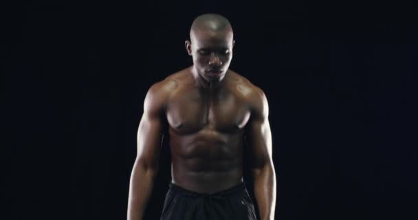 Boxer, sport i zdrowie portret z fitness w konkurencji zwycięzca i twarz mistrza z silnymi mięśniami. Afrykański, mężczyzna i ćwiczenia w treningu do zawodów, czarne tło i studio makieta. - Materiał filmowy, wideo