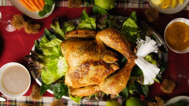 Turkije eten op tafel voor Thanksgiving Amerikaanse dag. - Foto, afbeelding