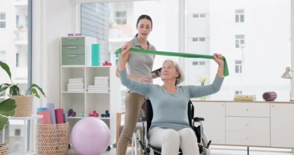 Mujer mayor con discapacidad, fisioterapia y banda de estiramiento para rehabilitación de ejercicios, evaluación de la salud o servicios de quiropráctico. Fisioterapia, apoyo o ayuda al paciente en silla de ruedas. - Metraje, vídeo