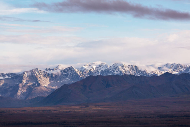 Malerische Berge in Alaska im Sommer. Schneebedeckte Massive, Gletscher und felsige Gipfel. Schöner natürlicher Hintergrund. - Foto, Bild