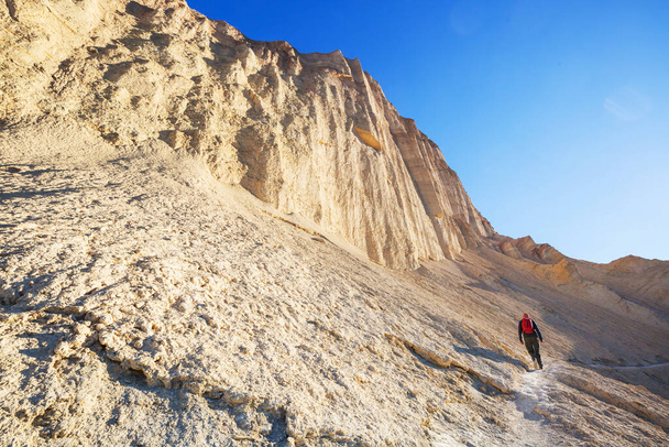 Turysta w Zabriskich w USA, Park Narodowy Dolina Śmierci, Kalifornia - Zdjęcie, obraz