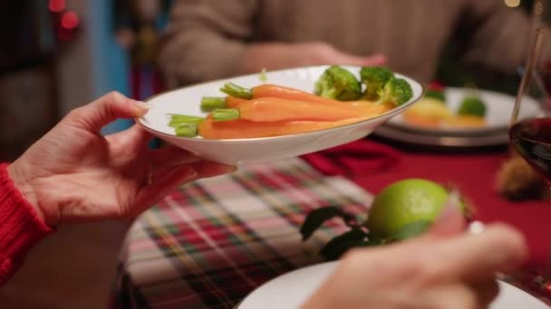 Femme dînant avec des carottes et du brocoli à l'Action de grâces .  - Séquence, vidéo
