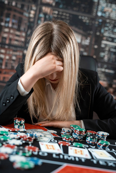 mujer molesta pierde juego de póquer en el casino, concepto de juego, suerte y fortuna - Foto, imagen