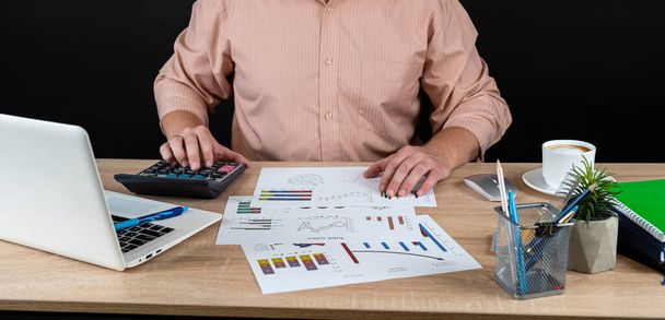 財務データと紙のレポートグラフとオフィスデスクでのラップトップで財務会計士の作業とブレインストーミング. 経営コンセプト会計 - 写真・画像