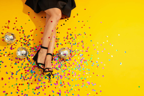 piernas femeninas en tacones con bolas disco - Foto, imagen