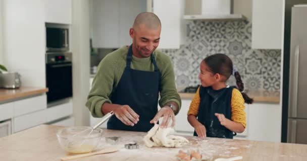 Playful, baking and a father and child with tough for food, cooking and help in the kitchen. Счастливый, дома и молодой папа учит девочку ребенку с мукой на завтрак или десерт и играть. - Кадры, видео