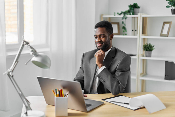 man web hallgató afrikai űrmunkás segítségével programozó ül szabadúszó iroda laptop fiatal asztal online munkahely szabadúszó amerikai másolás számítógépes oktatás fekete munka - Fotó, kép