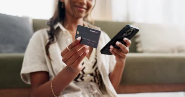 Γυναίκα, χέρια και τηλέφωνο με πιστωτική κάρτα για online αγορές, πληρωμή ή συναλλαγή στο σαλόνι στο σπίτι. Κλείσιμο του γυναικείου προσώπου στο κινητό smartphone με χρέωση για αγορά, αγορά ή ηλεκτρονικό εμπόριο. - Πλάνα, βίντεο