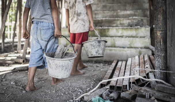 Des enfants pauvres forcés de faire du travail de construction, du travail des enfants, des abus Aux droits des enfants, victimes de la traite des êtres humains, Journée mondiale contre le travail des enfants. - Photo, image