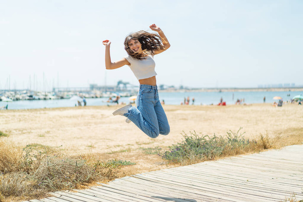 Giovane donna all'aperto saltando - Foto, immagini