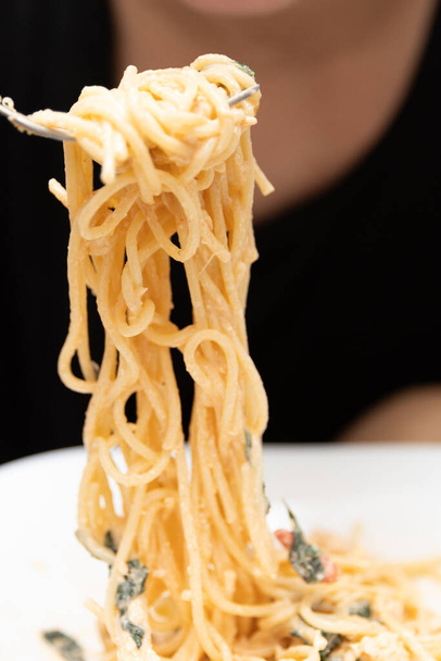 La bocca mangia gli spaghetti. Primo piano del processo alimentare - Foto, immagini