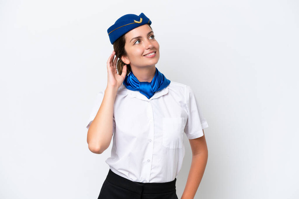 Αεροπλάνο αεροσυνοδός καυκάσιος γυναίκα απομονωμένη σε λευκό φόντο σκέφτεται μια ιδέα - Φωτογραφία, εικόνα