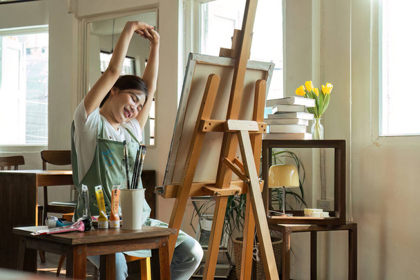Talentovaná umělkyně pracující na uměleckém životním stylu. malování koníčků. žena kreslení krásný akvarel design. - Fotografie, Obrázek