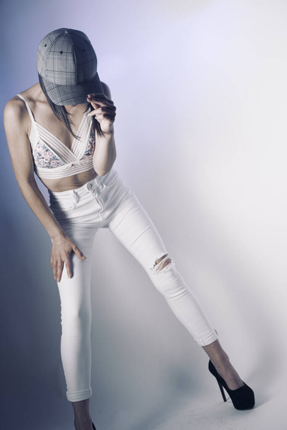 Szexi női fehérnemű modell stúdióban pózol fotó. - Fotó, kép