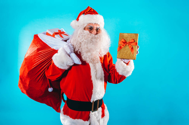 Санта-Клаус с мешком полный подарков готов к Рождеству - Фото, изображение