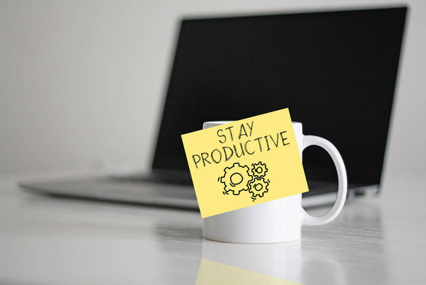 Mantenha-se produtivo é mostrado usando um texto e imagem de engrenagens - Foto, Imagem
