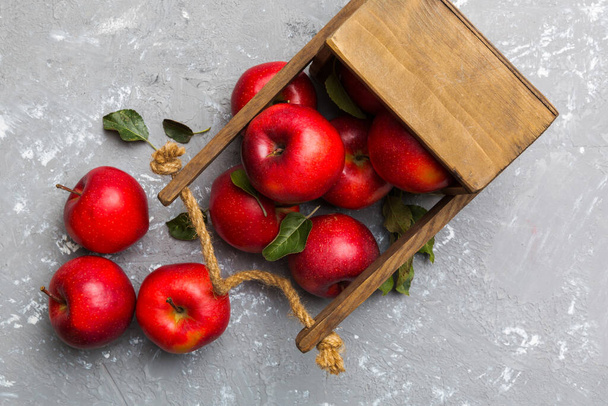 Viele rote Äpfel auf farbigem Hintergrund, Draufsicht. Herbstliches Muster mit frischem Apfel über der Ansicht - Foto, Bild