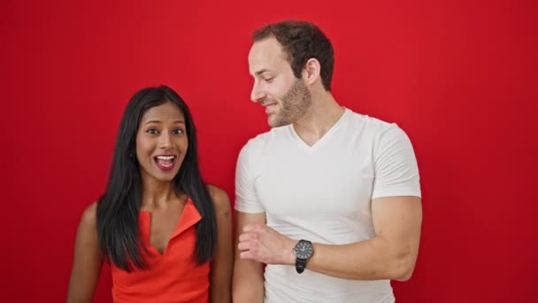 Bella coppia sorridente sicuro di ballare su sfondo rosso isolato - Filmati, video