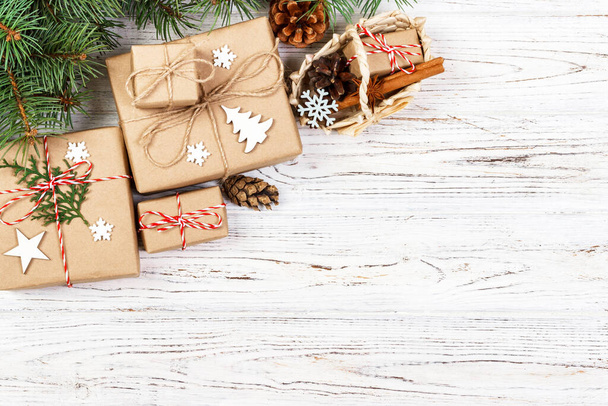 Vánoční Zátiší s dárkové krabice a krabičky. Slavnostní dekorace. Vánoční stromek větve s košíkem. - Fotografie, Obrázek